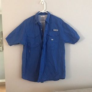 Men’s Columbia button up Beautiful blue shirt. EUC